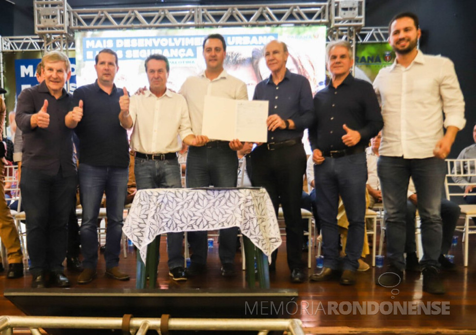 || Entrega da licença ambiental de construção da Unidade Produtora de Leitões Desmamados à C-Vale, em junho de 2022.
Da esquerda à direita: deputado  estadual Elio LIno Rusch, deputado estadual Marcel Henrique Micheletto, deputado estadual licenciado e secretário estadual de Meio Ambiente, Marcio Nunes; governador Ratinho Junior, diretor-presidente da C-Vale, Alfredo Lang, prefeito municipal de Palotina, Ernesto Giacometti, e deputado estadual Paulo Litro (Paulo Henrique Coletti Fernandes).
Imagem: Acervo O Presente - FOTO 37 -