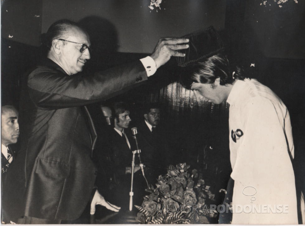 || Rondonense Haraldo Altmann recebendo a colação de grau em Educação Física do diretor da Escola Superior de Educação Física, de Joinville,  Murilo Barreto de Azevedo, em novembro de 1973.
Imagem: Acervo pessoal - FOTO 6 - 