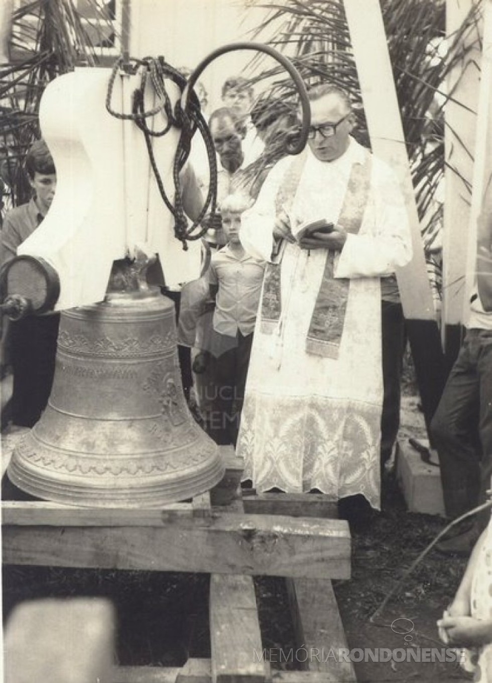 || D. Severino Kögl, vigário da Paróquia Nossa Senhora de Lima, de Nova Santa Rosa (PR), procedendo a benção do sino da comunidade.
Imagem: Acervo Núcleo de Memória - Mosteiro São Geraldo (SP) - FOTO 14 - 