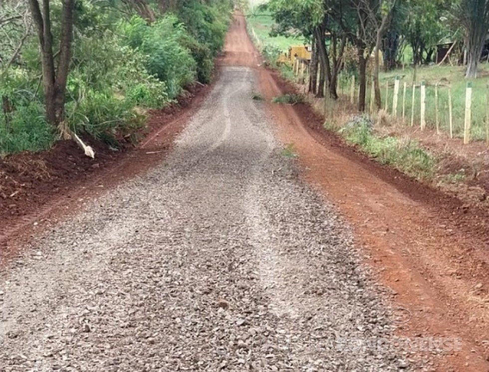 || Execução de melhoria (solo-brita) na estrada da Linha Peroba, em janeiro de 2022.
Imagem: Acervo Imprensa PM-MCR - FOTO 23 - 