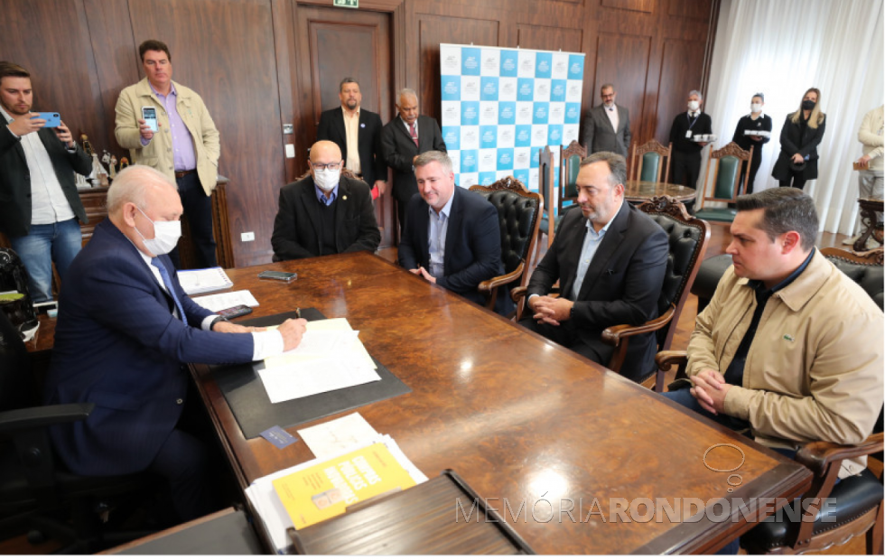 || Assinatura do ato de recondução dos deputados estaduais  Fernando Francischini (c), Emerson Bacil e Cassiano Caron (d), pelo presidente da Assembleia Legislativa do Estado do Paraná,  junto com o 1º secretário da Casa, deputado Cláudio Romanelli (de máscara à esquerda), em junho de 2022.
Imagem: Acervo ALEP - Orlando Kissner/Alep - FOTO  23 -