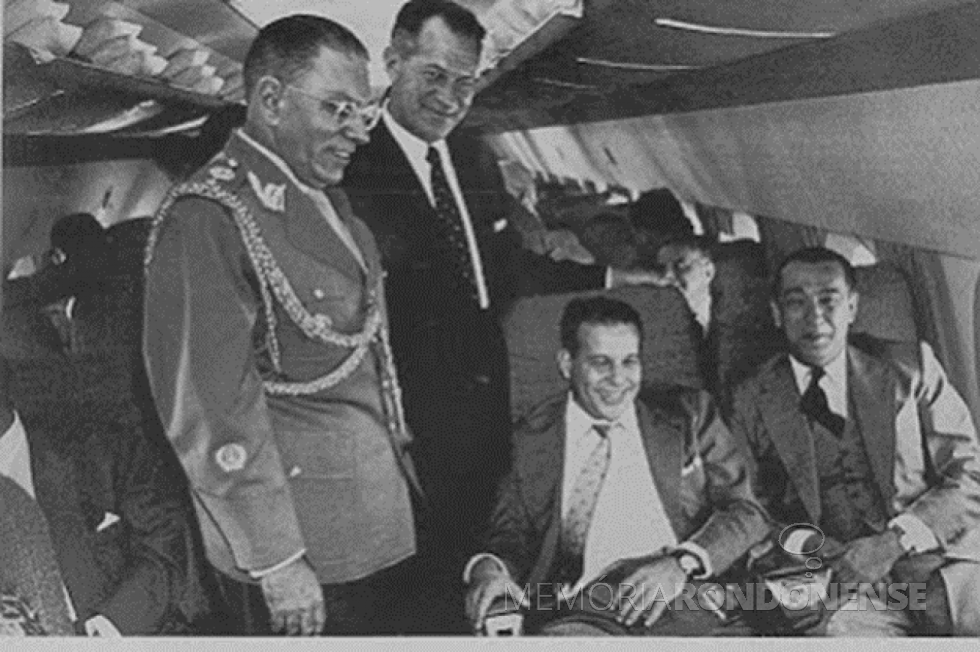 || Vôo inaugural da linha Rio de Janeiro-Brasília pela extinta Varig com um avião Caravelle, em setembro de 1959.
Da esquerda à direita: militar não identificado, Rubem Berta, diretor-presidente da Varig; vice-presidente da República João Goulart e Juscelino Kubitscheck, presidente da República.
Imagem: Acervo Varig - Memória - FOTO 10 -