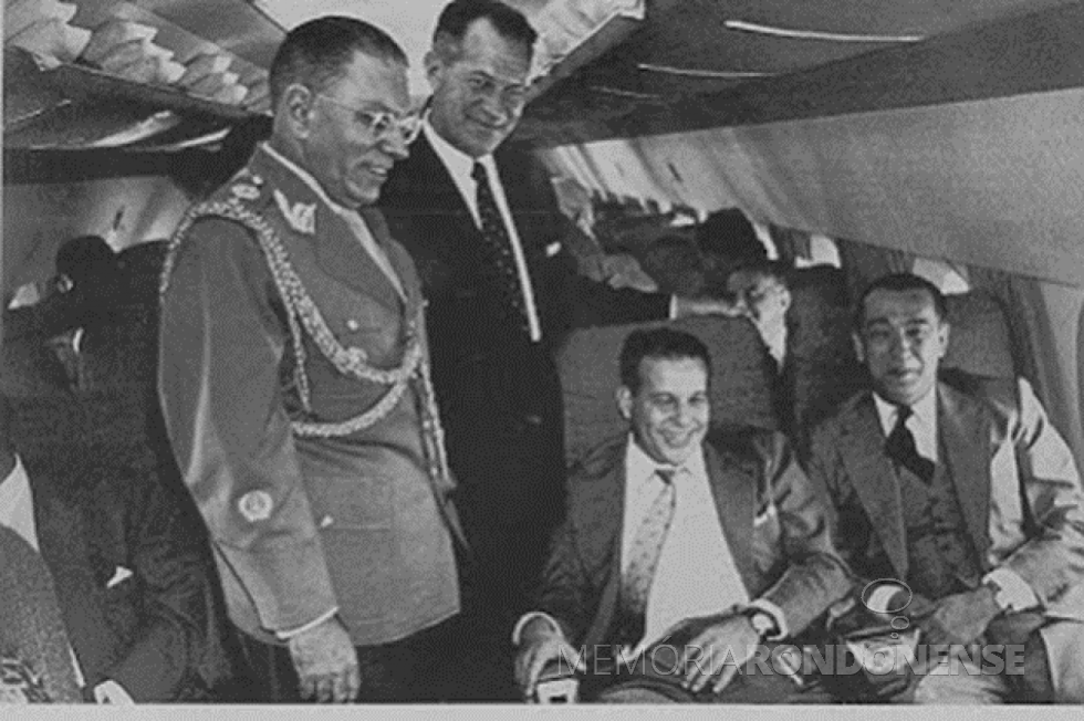 || Vôo inaugural da linha Rio de Janeiro-Brasília pela extinta Varig com um avião Caravelle, em setembro de 1959.
Da esquerda à direita: militar não identificado, Ruben Berta, diretor-presidente da Varig; vice-presidente da República João Goulart e Juscelino Kubitscheck, presidente da República. 
Imagem: Acervo Varig - Memória - FOTO 9 - 