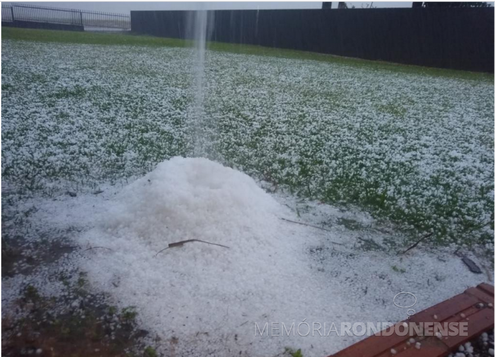 || Registro do granizo caído no distrito de Novo Sarandi, em 06 de agosto de 2022.
Image: Acervo Portal Rondon - FOTO 21 -