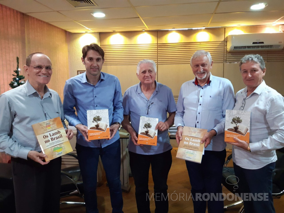|| Entrega de obras ao prefeito municipal Marcio Andrei Rauber por Arnold Lamb, em dezembro de 2019.
Da esquerda à direita: Arnoldo Lamb, prefeito municipal Marcio Andreu Rauber, vereador Pedro Rauber, presidente da Câmara Municipal de Marechal Cândido Rondon, e secretários municipais Elemar Hensel e Valdir Sackser.
Imagem: Acervo Imprensa PM-MCR - FOTO 36 -