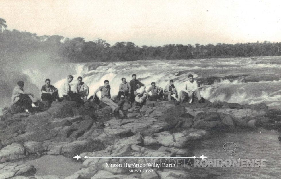 || Vereadores de Toledo e funcionários da Maripá, apreciando as Sete Quedas em Guaíra, em 1953.
Da esquerda para direita: 1º - vereador - Guerino Vicari, 2º - jovem - Ruy Joner, 3º - vereador - Ondy Niederauer, 4º - vereador - Rubens Stresser, 5º - jovem - Nelson Lorenz, 6º -, 7º - vereador - Alcebíades Formighieri, 8º - jovem - Celso Ioner, 9º -, 10º -, 11º - Claudino Schaedler.
Imagem: Acervo Museu Histórico Willy Barth (Toledo -PR).
Doador: Ondy Niederauer e Rubens Stresser, em 24/09/1986. - FOTO 5 -