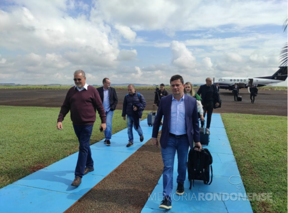 || Sergio Moro (e) recepcionando pelo jornalista rondonense Arno Kuznler (e), no Aeroporto Municipal Rubem Berta de Marechal Cândido Rondon, em agosto de 2022.
Imagem: Acervo Poral Rondon - FOTO 15 - 
