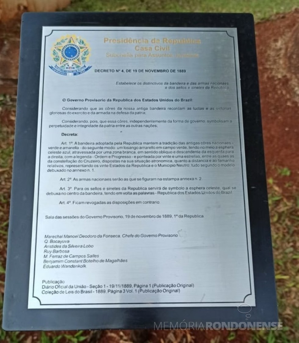 || Placa com cópia do decreto do Governo Provisório que trata da Bandeira Nacional, inaugurada em 07 de setembro de 2021, no pátio do Paço Municipal de Marechal Cândido Rondon em 07 de setembro de 2021.
Imagem: Acervo Imprensa PM-MCR - FOTO 22 -