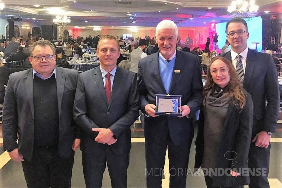 || Heraldo Trento, prefeito da cidade de Guaíra e presidente da Associação dos Municípios Lindeiros ao Lago de Itaipu com a premiação do Premio Prefeito Empreendedort Sebrae/PR 2022.
Da esquerda à direita: Jose Ângelo Nicacio, vereador Vanderlei Sauer da Câmara Municipal de Marechal Cândido Rondon, Douglas Roesler, coordenador  do Programa de Governança, Inovação e Inteligência para o Desenvolvimento dos Arranjos Produtivos nos Municípios Lindeiros, e  Sandra Finkler.
Imagem: Acervo O Presente - FOTO 22 -