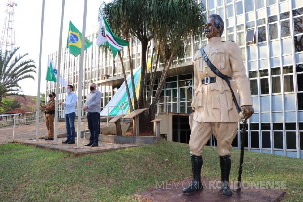 || Hasteamento das bandeiras pelo  prefeito Marcio Rauber (C), do vice-prefeito Ilario Hofstaetter (Ila), e do comandante da 2ª Companhia da Polícia Militar, capitão Daniel Zambon, em 07 de setembro de 2021. À direita, estátua do Marechal Cândido Mariano da Silva Rondon restaurada.
Imagem: Acervo Imprensa PM-MCR - FOTO 28 -