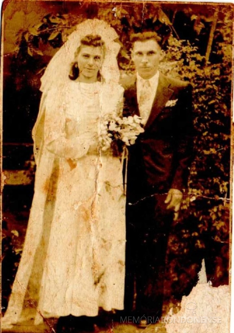 || Rosina Bassani e Altibano Vasselai em foto oficial de seu casamento, em junho de 1941.
Imagem: Acervo Marlizete Odorizzi - FOTO 3 - 