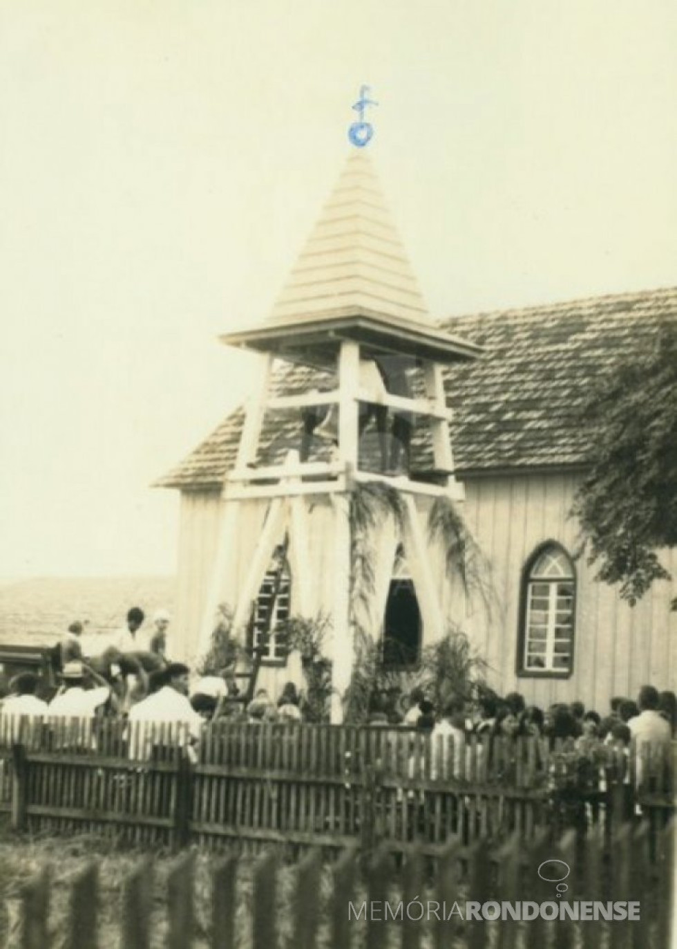 || Inauguração do sino da primeira igreja católica de Nova Santa Rosa, em agosto de 1977.
Imagem: Acervo Núcleo da Memória do Colégio Santo Américo (SP)., em agosto de Direito de uso de imagem autorizado para o Projeto Memória Rondonense. Não poderá  ser compartilhada e usada sem prévio consentimento do detentor do acervo. 
Imagem: Acervo Mosteiro São Geraldo(SP) - FOTO 17 - 