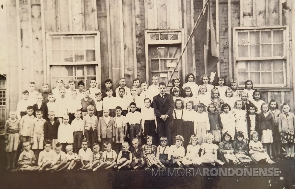 || 1ª turma de alunos da  extinta Escola Isolada General Rondon na comemoração do dia 07 de setembro de 1952.
Imagem: Acervo do pioneiro rondonense Waldemar Wilhelms - FOTO2 -