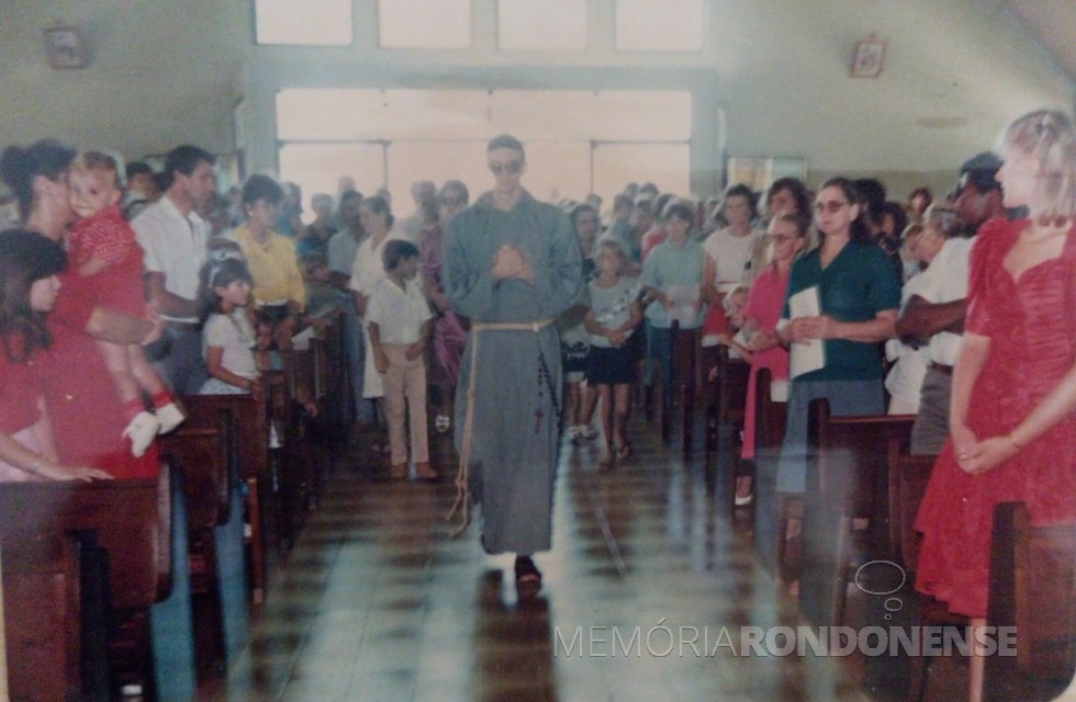 || Frei Joelcio Vasselai adentrando a Igreja Sagrado Coração de Jesus para a celebração de sua 1ª missa, em dezembro de 1987.
Imagem: Acervo Marlizete Odorizzi - FOTO 
