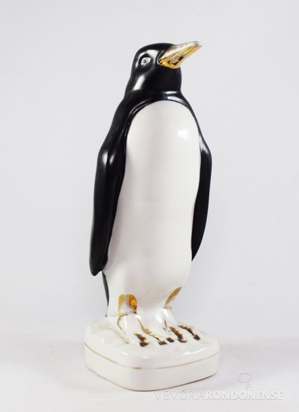 || Pinguim em porcelana da Kelvinator.
Imagem: Acervo antiquariocasaazulleiloes.com.br - FOTO 6 - 