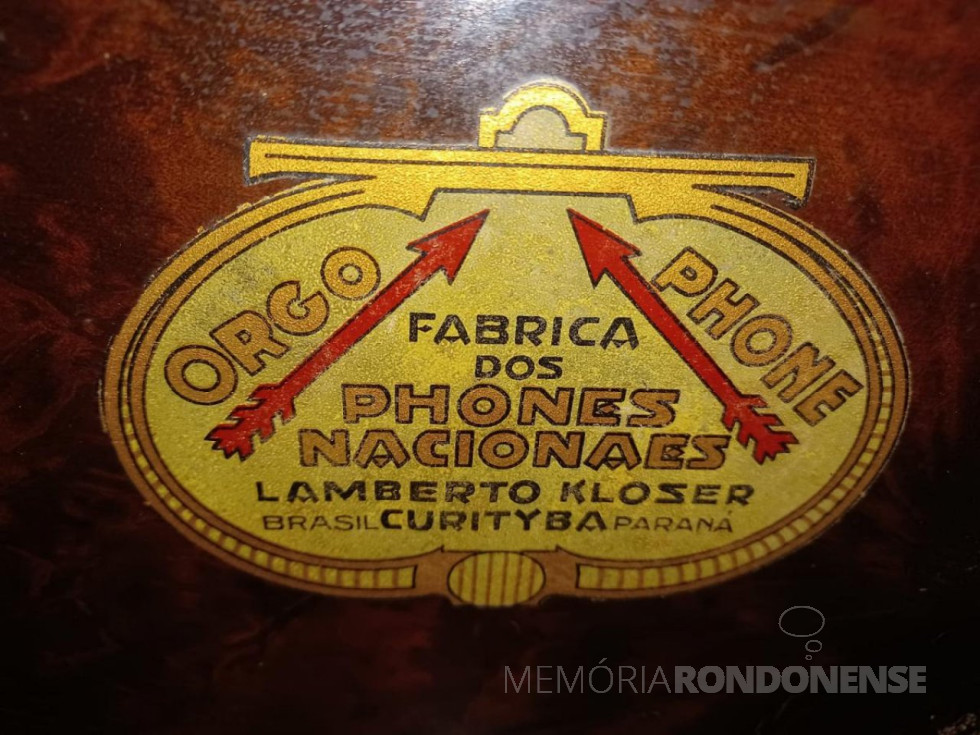 || Referência da fábrica de Lamberto Kloser na parte interna da cabine do orgofone.
Imagem: Acervo de Luiz Venske Dyminski (Curitiba) - FOTO 4 -
