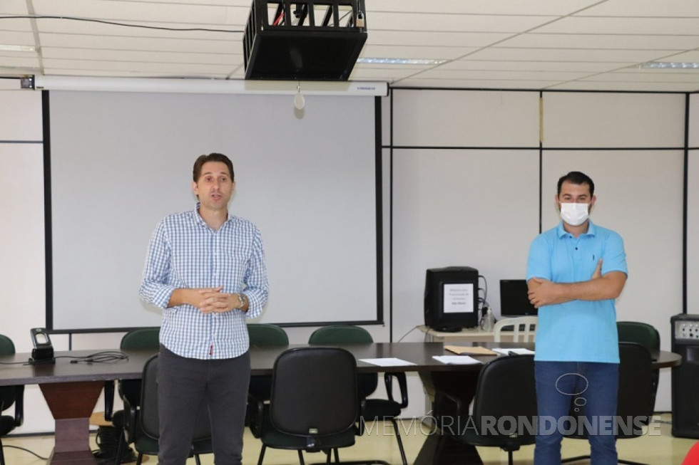 || Marcio Andrei Rauber, prefeito municipal, e Fernando Volpato, secretário municipal de Educação, durante a posse dos novos diretores das unidades de educação da rede municipal de Marechal Cândido Rondon, em janeiro de 2022.
Imagem: Acervo Imprensa PM-MCR - FOTO 28 -