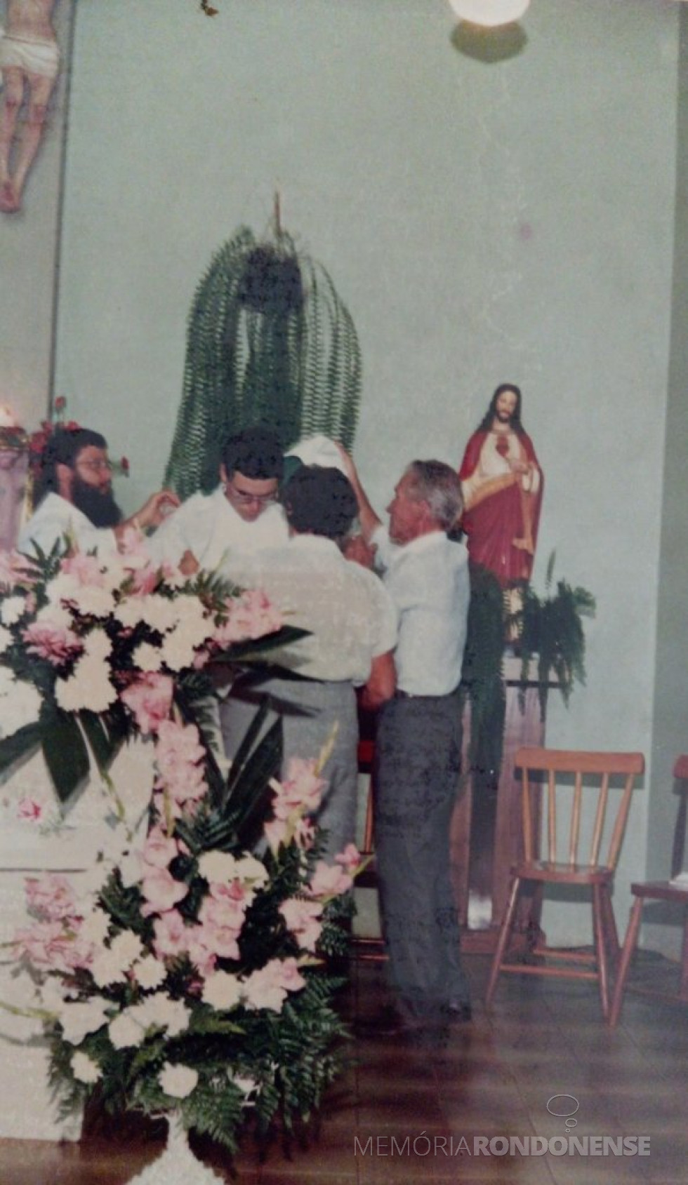 || Frei Joelcio Vasselai recebendo de seus pais (Rosina e Altibano Vasselai) a estola para o ofício de sua primeira missa, em dezembro de 1987.
Imagem: Acervo Marlizete Odorizzi - FOTO 6 -