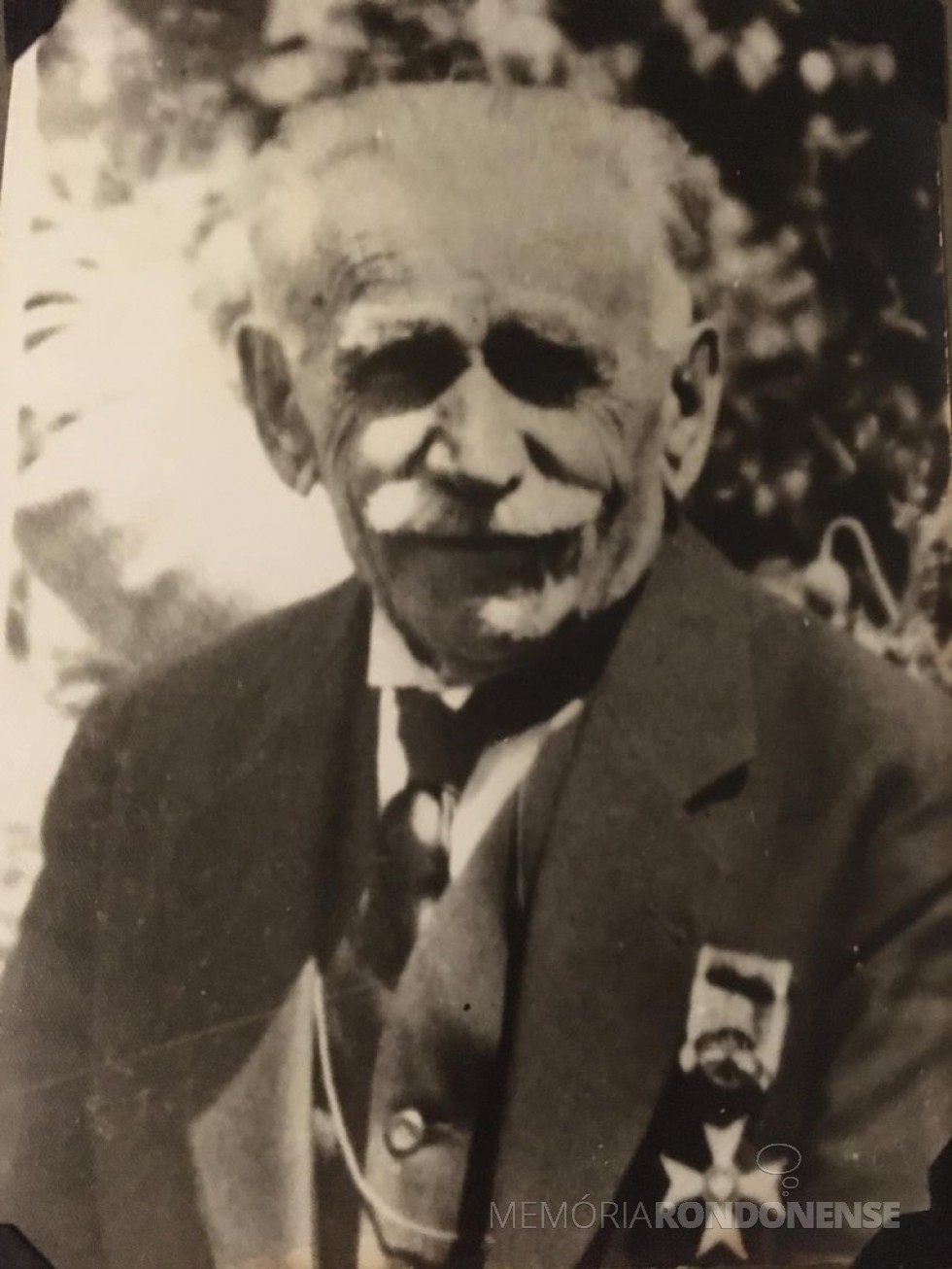 || Sebastião Edmundo Wós Saproski, pai da imigração polonesa no Paraná, falecido em dezembro de 1933.
Imagem: Acervo Emanuelli Saporski Santi - FOTO 2 - 