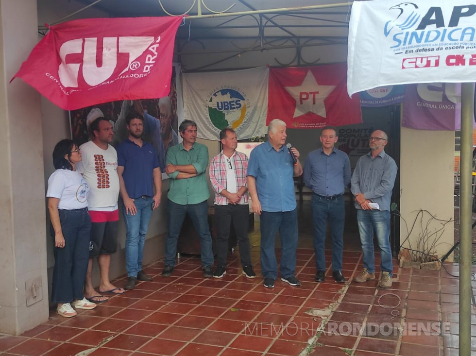|| Roberto Requião em sua alocução em Marechal Cândido Rondon, em agosto de 2022.
Da esquerda à direita: professora rondonense Soeli Gonçalves (represente da APP Sindicato), rondonense Roberto Lüdke,  servidor da rede estadual de ensino (Coordenador do Comitê Popular de Lutas); Requião Filho, professor Rui Porto, de Cascavel), candidato a deputado estadual; ex-deputado estadual Elton Welter (Toledo), candidato a deputado estadual; deputado estadual Professor Lemos, candidato à reeleição: e Mario Eliseu Herrmann.
Imagem: Acervo Portal Rondon - FOTO 24 -