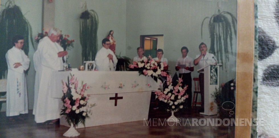 || Frei Joelcio Vasselai na celebração de sua 1ª missa na Igreja Sagrado Coração de Jesus, da sede distrital de Porto Mendes, ladeado pelos pais (à direita).
Imagem: Acervo Marilzete - FOTO 7 -