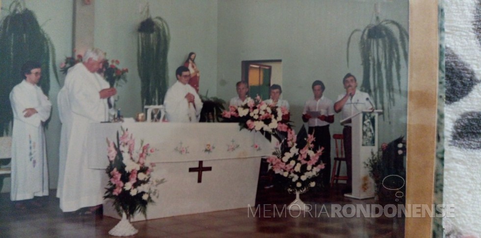 || Frei Joelcio Vasselai celebrando a sua 1ª missa na Igreja Sagrado Coração de Jesus, da sede distrital de Porto Mendes, ladeado pelos pais (à direita).
Imagem: Acervo Marilzete  - FOTO 7 -