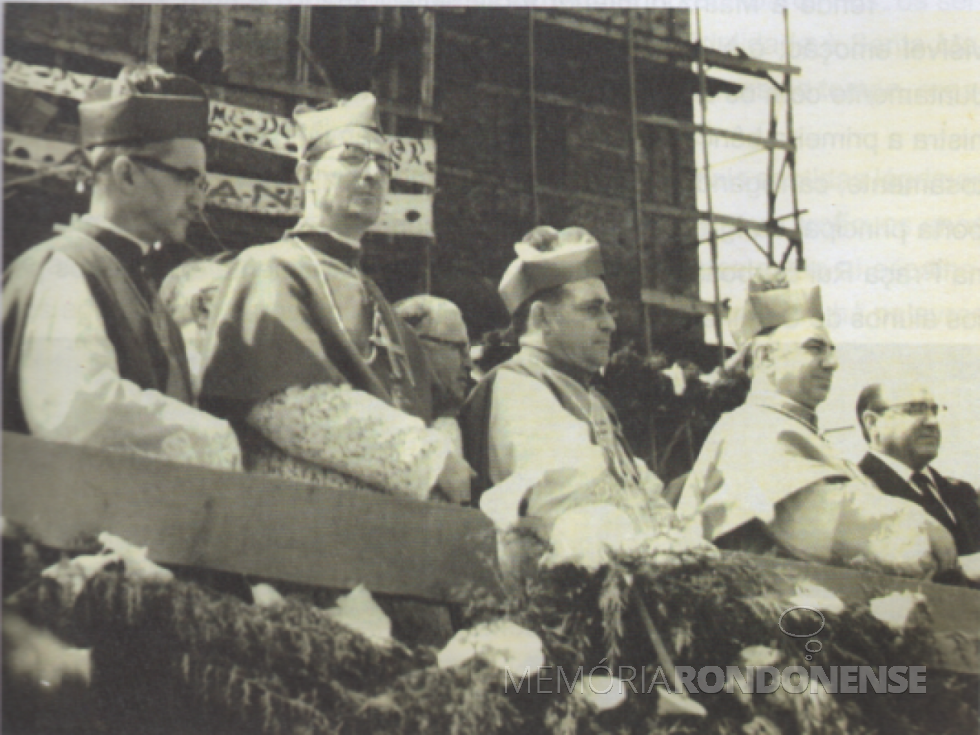 || Palanque festivo instalado em frente à Matriz Católica de Apucarana (PR para sagração de Armindo Cirio como bispo, em agosto de 1960.
Da direita à esquerda: Governador Moises Lupion, D. Armando Lombardi, Núnicio Apostólico; D. Armando Cirio, sagrado bispo para a diocese de Toledo (PR); D. Geraldo Fernandes, bispo de Londrina; e D. José Lázaro Neves, bispo de Assis (SP).
Imagem estraída do livro