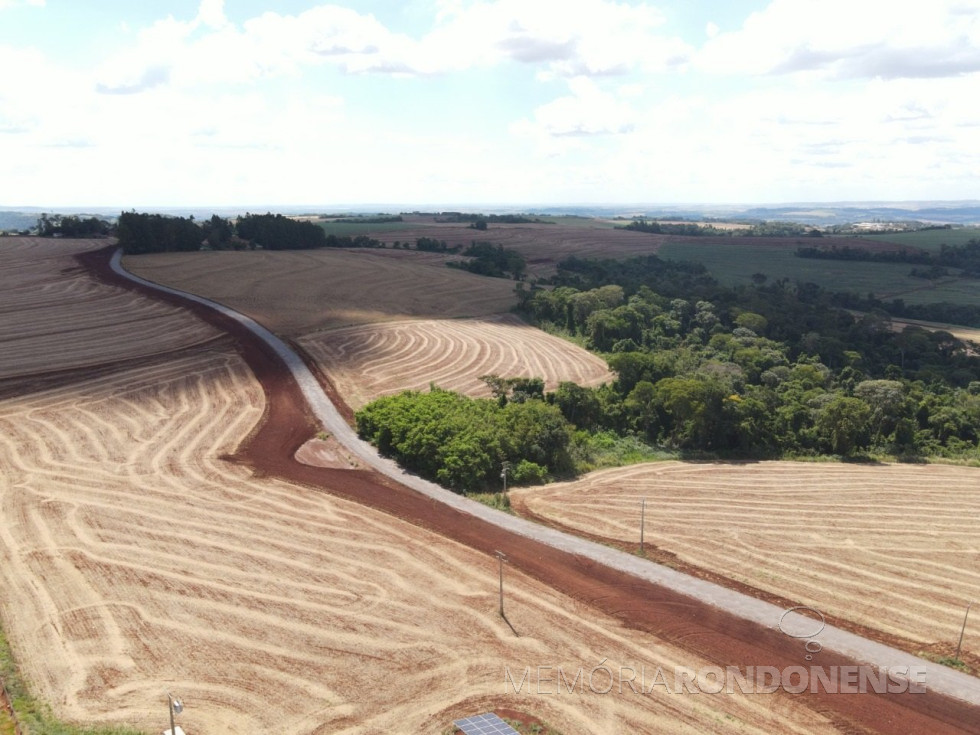 || Pavimentação com pedras poliédricas do trecho final da estrada que interliga a sede distrital rondonense de São Roque à divisa com o município de Toledo, em janeiro de 2022.
Imagem: Acervo Imprensa PM-MCR - FOTO 27 -