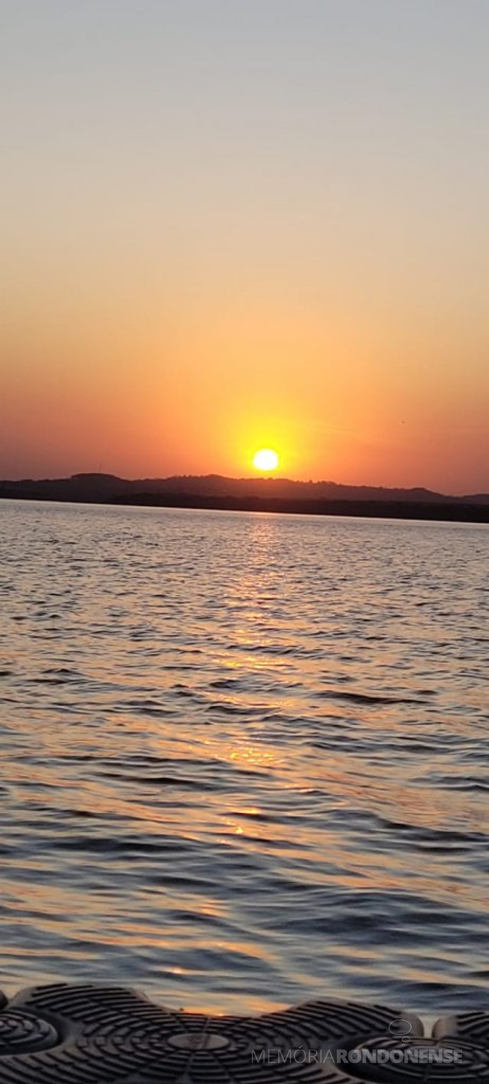 || Entardecer no interior do município de Marechal Cândido Rondon, em 03 de agosto de 2022. Fotografia clicada a partir da Clube Náutico, no distrito rondonense de Porto Mendes.
Imagem: Acervo e crédito da pioneira rondonense Ilda Bet - FOTO 26 -