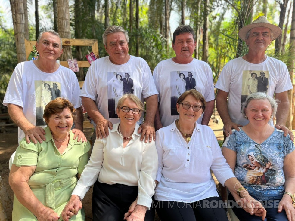 || Irmãos, filhos do casal Hilda e Leopoldo JoSé Witeck. Da esquerda à direita: Laudi José, Clecio, Luiz Carlos  e João  Leopoldo; sentadas: Sirlei, Marlene, Izoldi e Terezinha, em agosto de 2022.
Imagem: Acervo Lauri José Witeck - FOTO 24  -