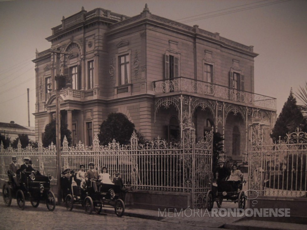 || Alberto Santos Dumont e familiares com seus carros importados,  defronte ao casarão da família na capital paulista.
