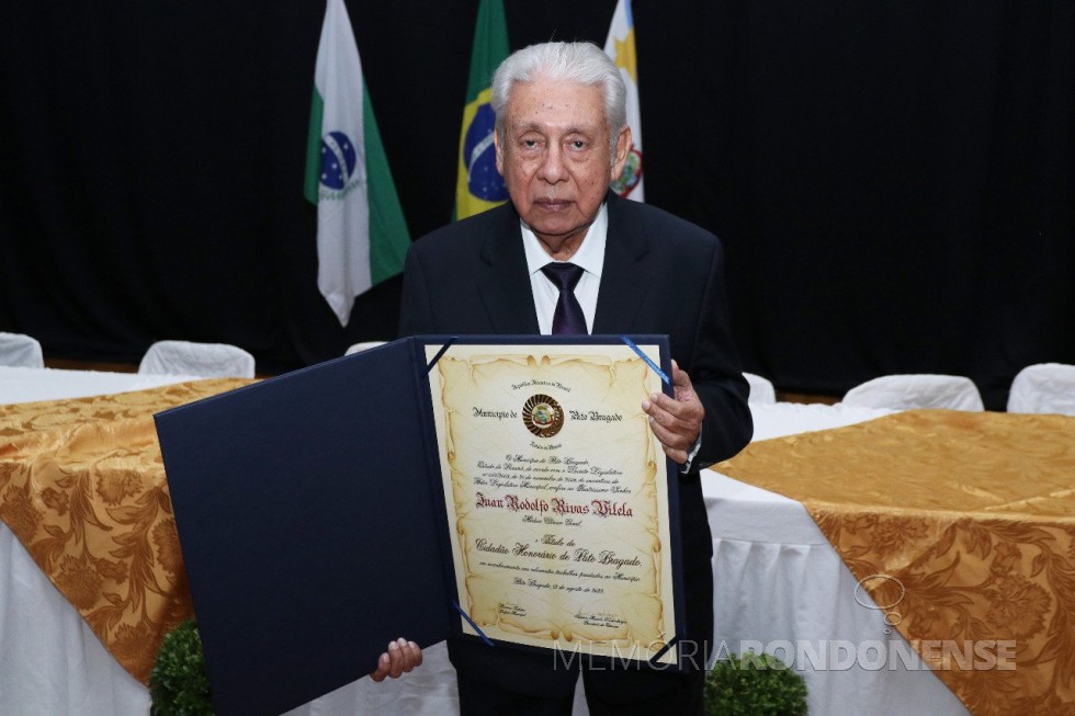|| Médico Juan Rodolfo Rivas Vilela com a comenda de Cidadão Honorário de Pato Bragado, homenagem recebida em agosto de 2022.
Imagem: Acervo e crédito de Marili Bressan - FOTO 7 - 