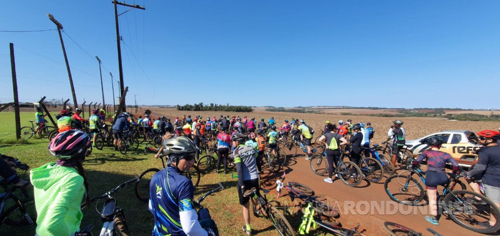 || Ciclistas participantes do 2º Café Pedal, num momento de descanso durante o trajeto.
Imagem: Acervo ARC - FOTO 27 -
