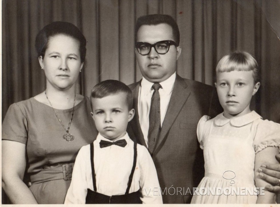 || Rondonense Eno Thessing com a esposa Brunhilde (nascida Priesnitz) e filhos Elizabeth e Carlos.
O empresário é falecido em maio de 
Imagem: Acervo Pessoal - FOTO 13 - 