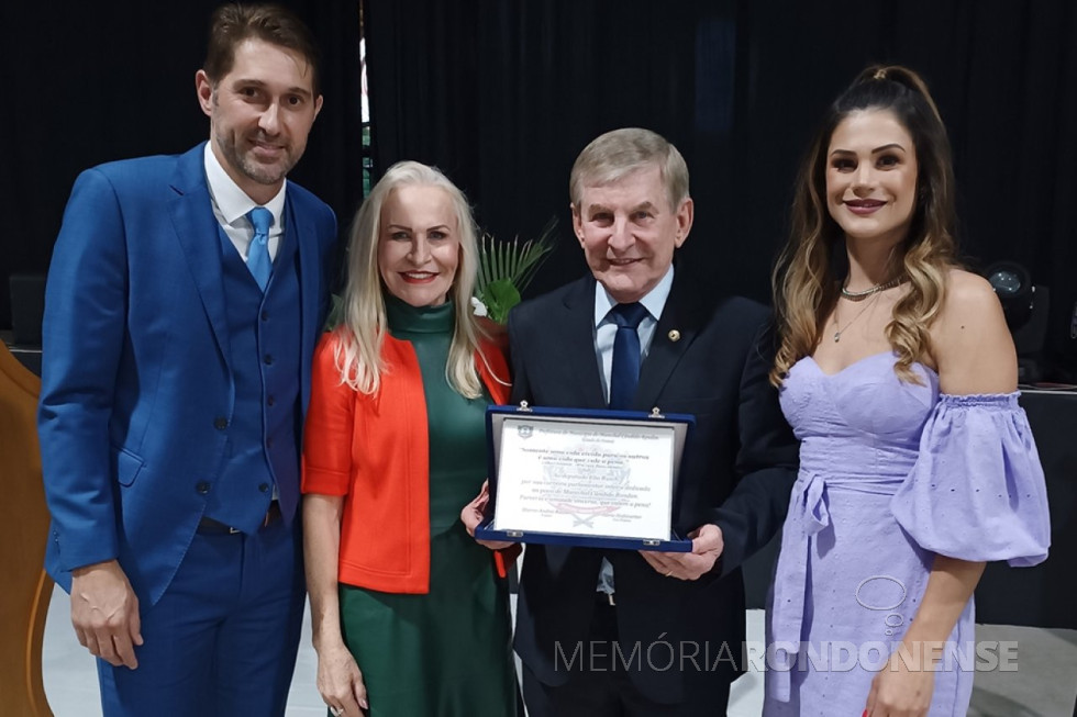 || Casal Elio e Alita Rusch ladeado pelo prefeito municipal Marcio Andrei Rauber e esposa Josiane Laborde, na solenidade de homenagem prestada ao deputado estadual, em julho de 2022.
Imagem: Acervo O Presente - FOTO 27 -