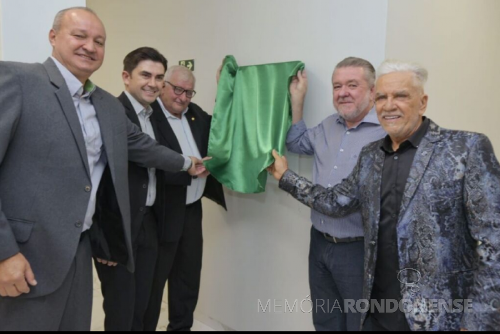 || Inauguração da agência da Sicredi Aliança PR/SP, na cidade de Vista Alegre do Alto, em julho de 2022.
Da esquerda à direita: Carlos Alberto Ferreira, Gerente do Sicredi em Vista Alegre do Alto; Fernando Barros Fenner, Diretor Executivo da Sicredi Aliança PR/SP;
Adolfo Freitag, Presidente do Conselho de Administração da Sicredi Aliança;
Luiz Antônio Fiorani, Prefeito de Vista Alegre do Alto; e
Matogrosso da dupla Matogrosso e Mathias
Imagem: Acervo da Sicredi Aliança - FOTO 30 -