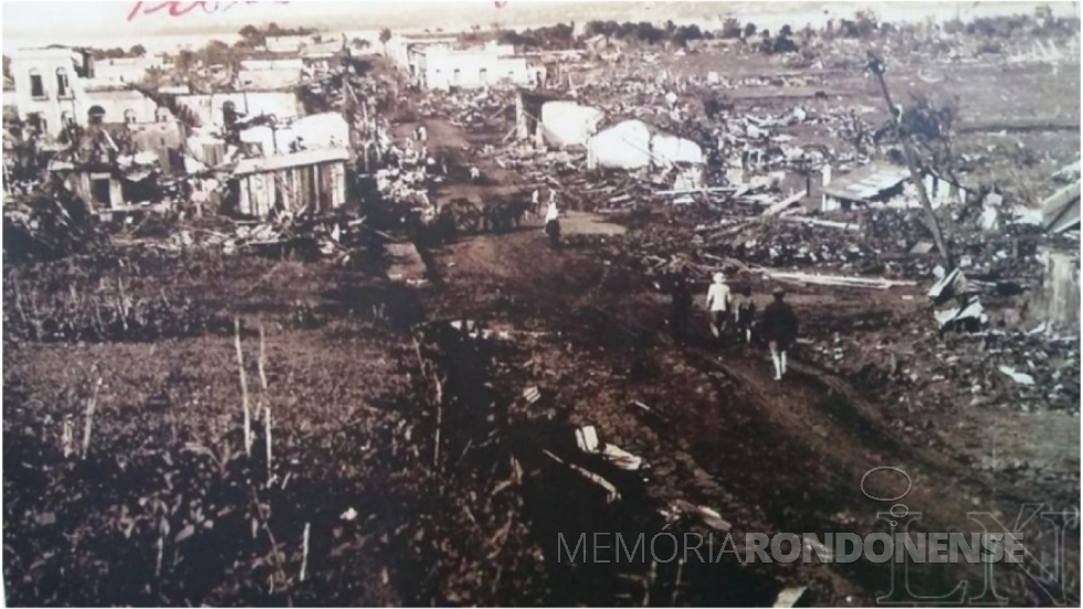 || Destruição provocada pelo ciclone que atingiu a cidade de Encarnáción, em setembro de 1926.
Imagem: Acervo de Primera Edición (Posadas). - FOTO 2 -