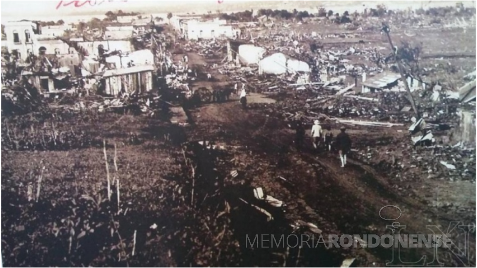 || Destruição provocada pelo ciclone que atingiu a cidade de Encarnáción, em setembro de 1926.
Imagem: Acervo de  Primera Edición (Posadas). - FOTO 2 - 