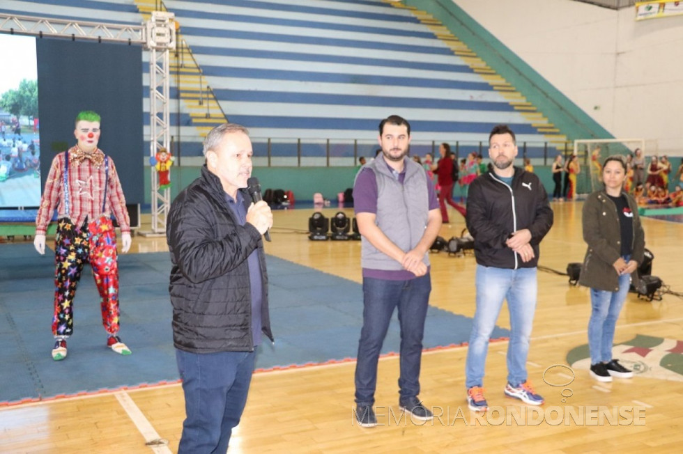 || Junior Paulinho Niczsak (e), secretário da Cultural de Marechal Cândido Rodnon, fazendo a aberturta da II Mostra de Circo de Marechal Cândido Rondon (PR), na companhia do professor Fernando Volpato (c), secretário municipal de Educação, e Dio Schneider, secretário municipal de Esporte e Lazer, em setembro de 2022.
Imagem: Acervo Imprensa PM - MCR - FOTO 17-
