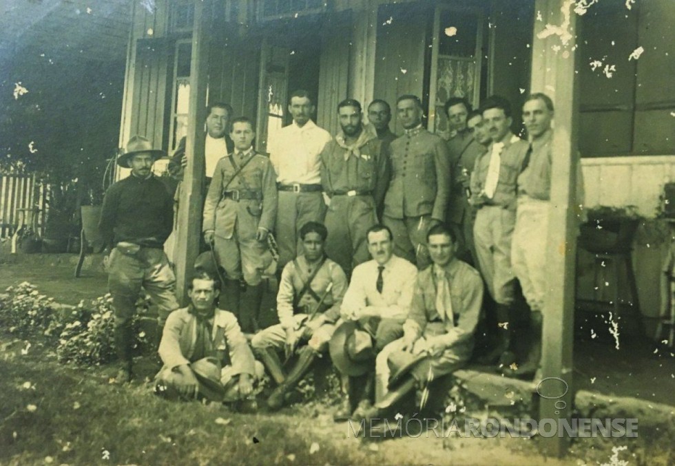 || Revoltosos paulistas ocupando a residência do prefeito municipal de Foz do Iguaçu, Jorge Schmmelpfening , em setembro de 1924.
 Imagem: Acervo Projeto Memória Rondonense - FOTO 3 - 