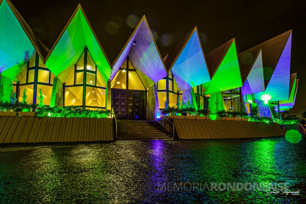 || Outro instantâneo da decoração luminosa da Catedral Metropolitana Nossa Senhora Aparecida, de Cascavel (PR), em setembro de 2022.
Imagem: Acervo e crédito Julio Szymanski / Facebook - FOTO 27 -