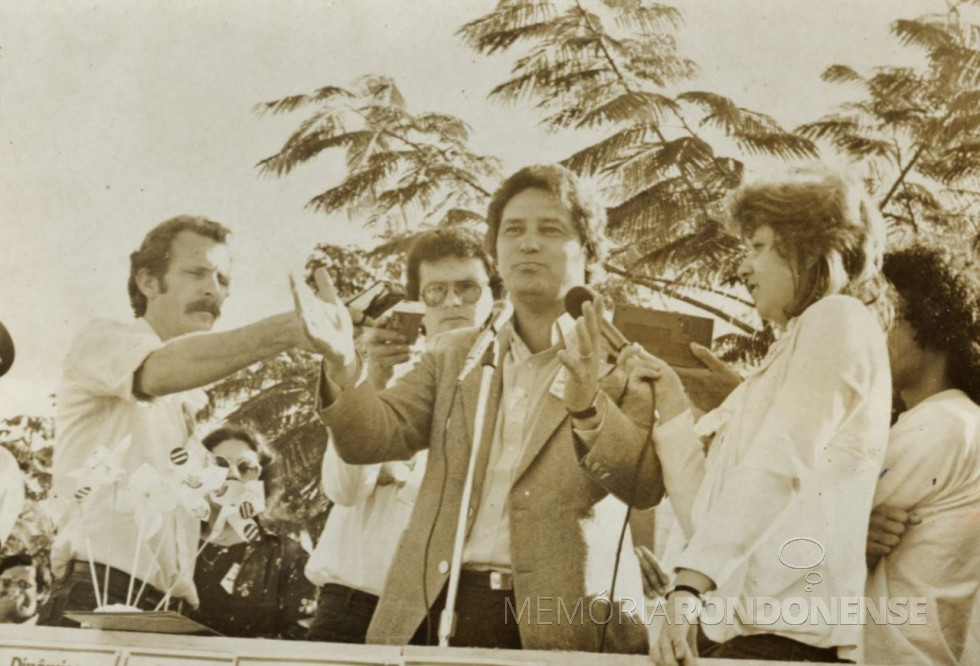 || Deputado estadual Werner Wanderer discursando numa solenidade na cidade de Marechal Cândido Rondon, ladeado, à esquerda, pelo repórter Lincoln Leduc, da Rádio Difusora do Paraná AM.
Não se tem referência qual foi o evento.
Imagem: Acervo Revista Aldeia (Cascavel - PR) - FOTO 8 -
