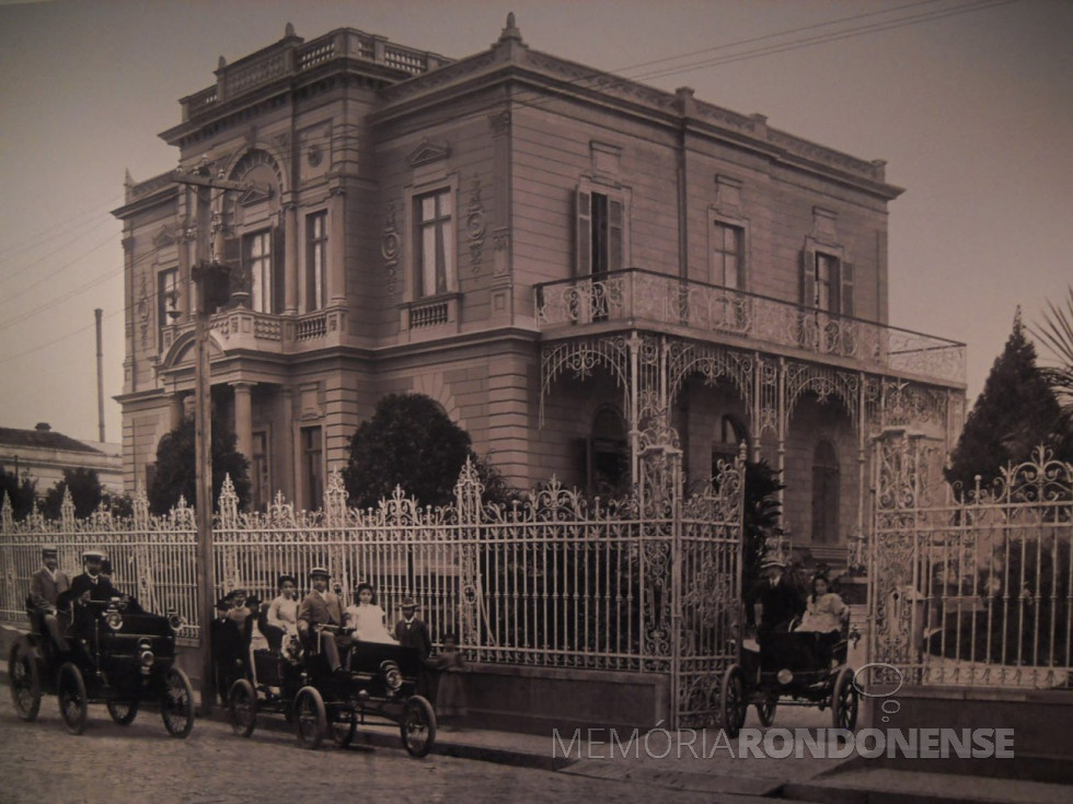 || Alberto Santos Dumont e familiares com seus carros importados, defronte ao casarão da família na capital paulista, em