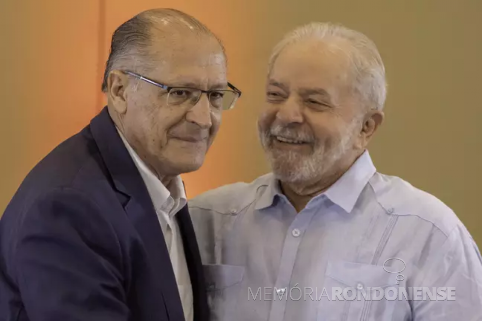 || Geraldo Alckmin (e ) e Luiz Inácio Lula da Silva oficializados como candidatos de oposição à Vice-presidência e presidência da República, respectivamente, em julho de 2022.
Imagem: Acervo A Folha - FOTO 29 -