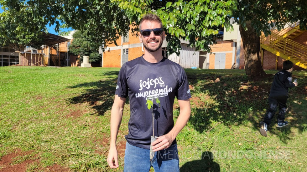|| Jovem empresário rondonense Mairus Gruber, presidente do Faciap Jovem, no plantio de mudas de árvores, na cidade de Campo Mourão, em junho de 2022.
Imagem: Acervo Acimacar - FOTO 18 -