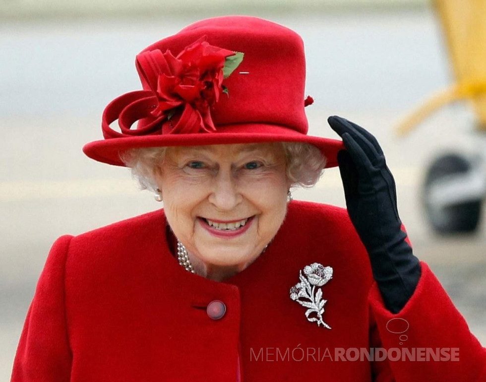 || Corpo da Rainha Elizabeth II é sepultado em Londres, em setembro de 2022 — funeral acompanhado por bilhões de pessoas no mundo inteiro, transmitido pela televisão.
Imagem: Acervo JC Online - FOTO 35 -