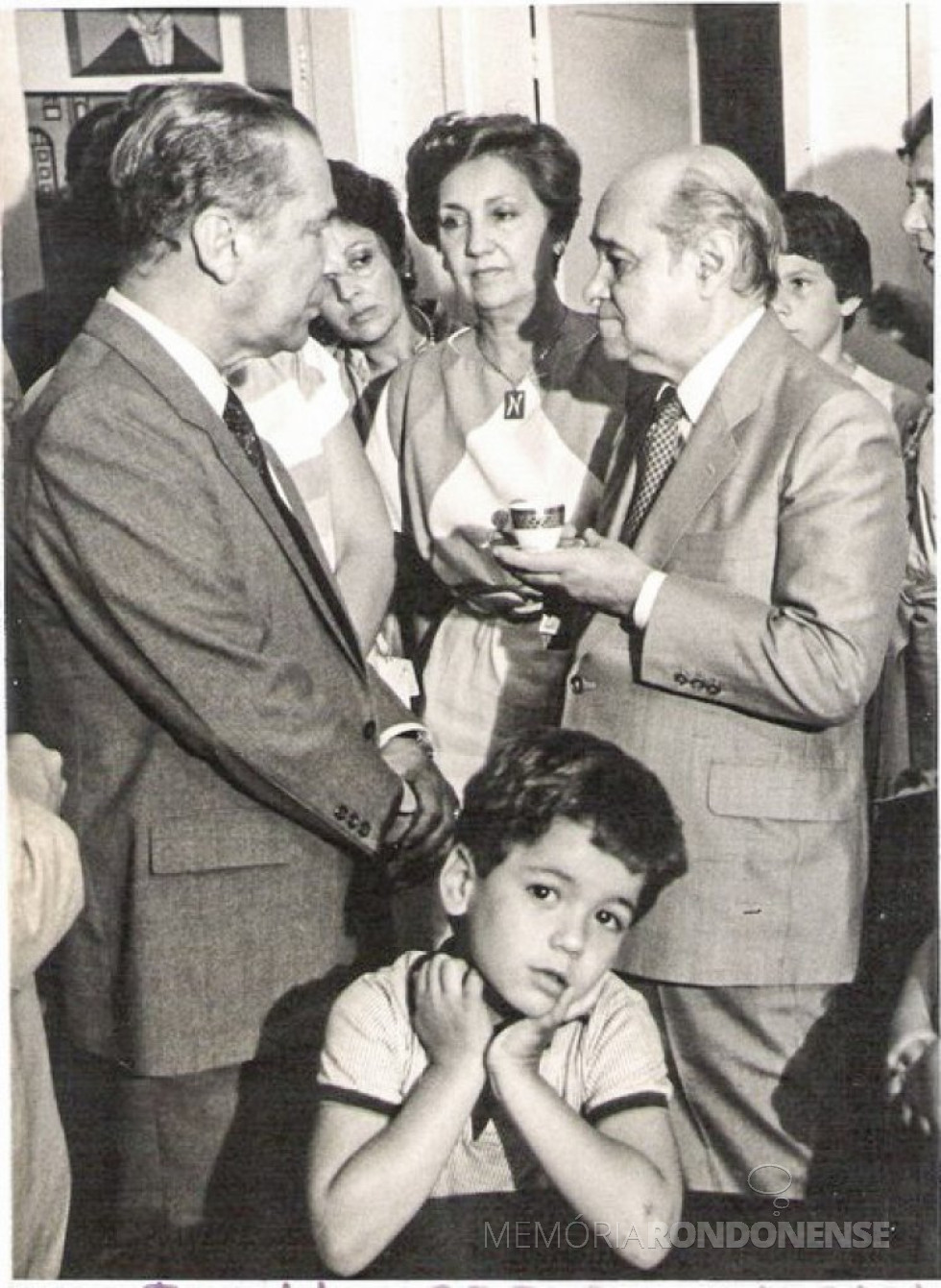 || Ney Braga recebendo o convite de Tancredo Neves para a função de diretor-geral brasileiro da Itaipu Binacional, entre fevereiro e março de 1985.
Imagem: Acervo Wikipedia - FOTO 8 -