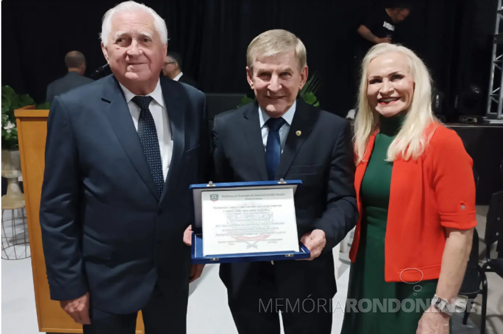 || Deputado Estadual Elio Rusch e esposa Alita fotografados com o presidente da Câmara Municipal de Marechal Cândido Rondon, vereador Pedro Rauber, durante de homenagem ao legislador estadual, em julho de 2002.
Imagem: Acervo Tribuna do Oeste - FOTO 28 -
