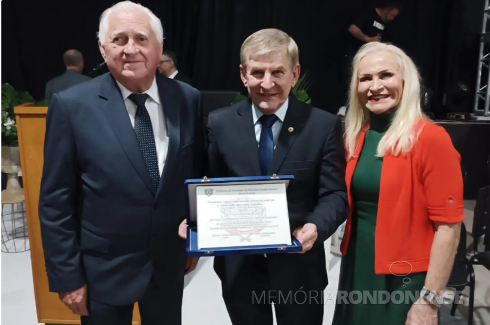 || Deputado Estadual Elio Rusch e esposa Alita  fotografados com o presidente da Câmara Municipal de Marechal Cândido Rondon, vereador Pedro Rauber, durante de homenagem ao legislador estadual, em julho de 2002.
Imagem: Acervo Tribuna do Oeste - FOTO 27 -