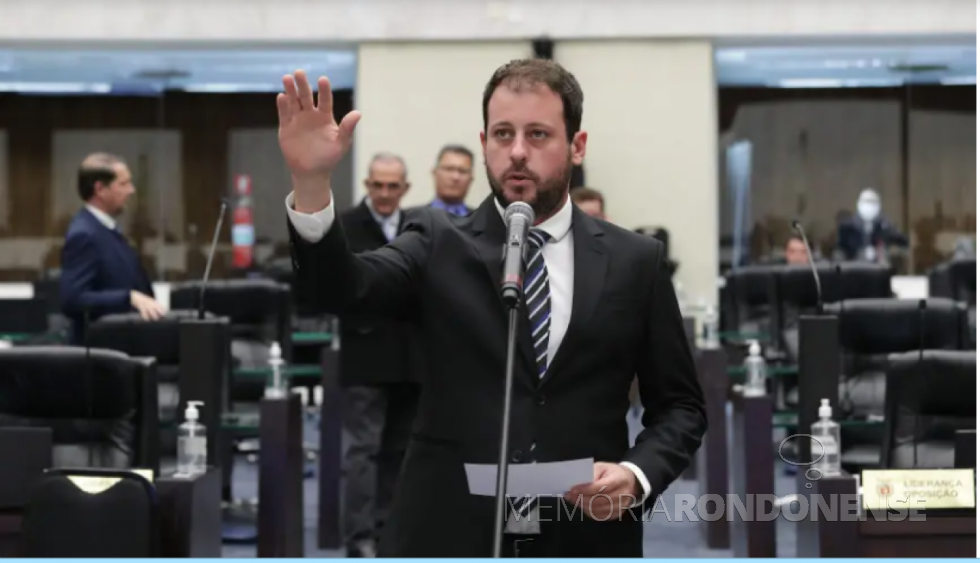 || Natan Sperafico prestando juramento de posse como deputado estadual, durante sessão da Assembleia Legislativa do Estado do Paraná, em setembro de 2022.
Imagem: Acervo e crédito Dálie Felberg / ALEP - FOTO 16 --